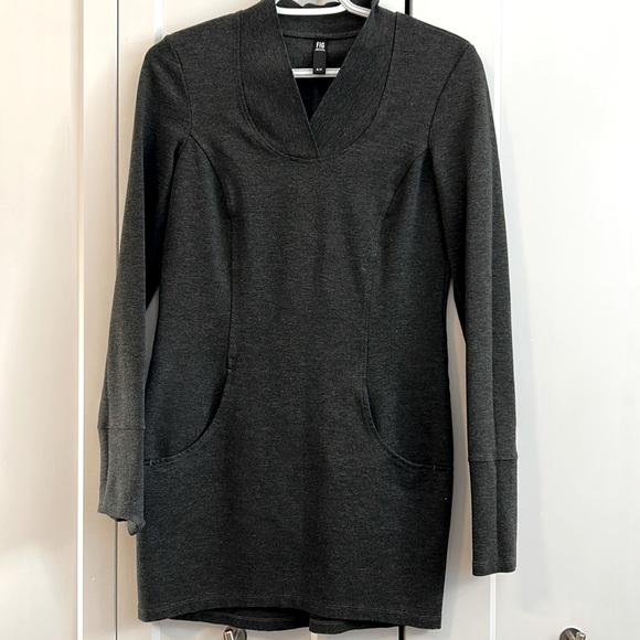 FIG clothing long-sleeved tunic top in grey, pockets at waist. - Picture 1 of 3